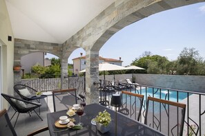 Outdoor dining - Villa Eman in Pula (Pula)