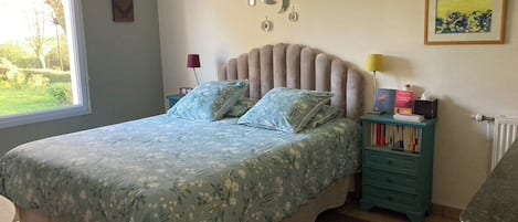 2 habitaciones, tabla de planchar con plancha, internet y ropa de cama