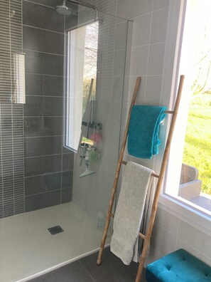 Shower, hair dryer, towels, soap - Direction Zénithude: House in the country, the sea nearby in North Finistère (Plouider)