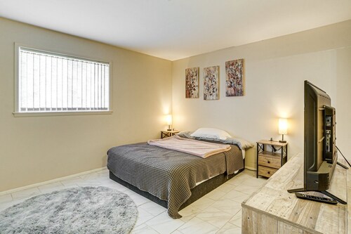 2-bedroom house in Quiet Youngtown with cool AC & laundry room-