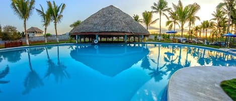 2 outdoor pools