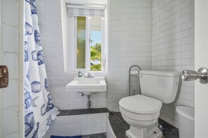 Bathroom - Unique Lighthouse in The Bahamas (Nassau)