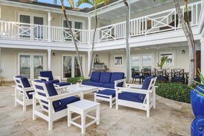 Outdoor dining - Unique Lighthouse in The Bahamas (Nassau)