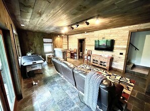 Games room - Rustic Lake Front Cabin Retreat (Lampe)