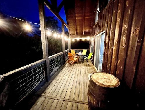 Rustic Lake Front Cabin Retreat