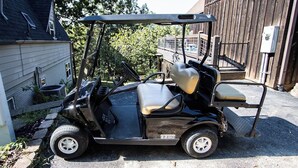 Ein Golfmobil steht auf einer Auffahrt.