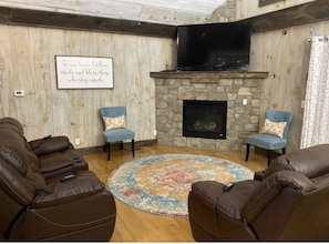 Smart TV, fireplace, video games - Rustic Lake Front Cabin Retreat (Lampe)