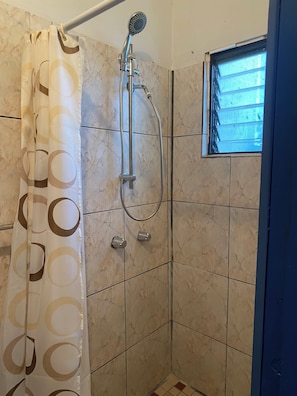 Dusche, Handtücher, Seife, Toilettenpapier