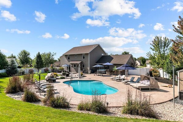 Pool - Oasis on Gala - Pool & Hot Tub (Appleton)