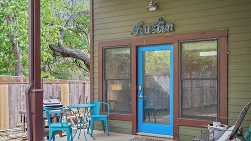 Steps to SoCo, Mins to Zilker | Quiet Pet-Friendly Casita w Grill + Workspace