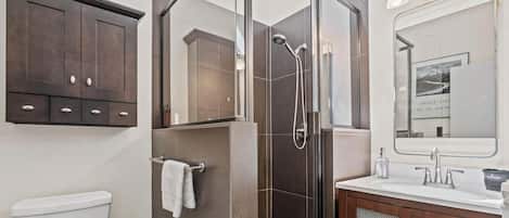 Articles de toilette écologiques, sèche-cheveux, serviettes fournies