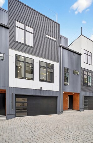 Exterior - Lux Home - 8 Beds | 3.5 Bath | Firepit Sleeps 12! (Nashville)