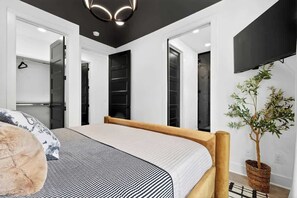 4 bedrooms, iron/ironing board, WiFi, bed sheets - Lux Home - 8 Beds | 3.5 Bath | Firepit Sleeps 12! (Nashville)