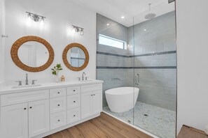 Dusche, Haartrockner, Handtücher, Seife
