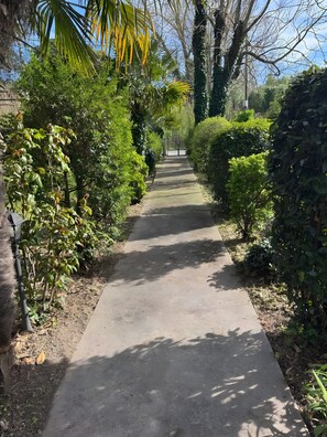 Property grounds - Holiday Home 'Unit 1' with Private Outdoor Area, Wi-Fi & Air Conditioning (Jesolo)