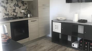 Een koelkast, een magnetron, een oven, een kookplaat