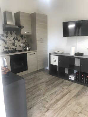 Kühlschrank, Mikrowelle, Ofen, Herdplatte
