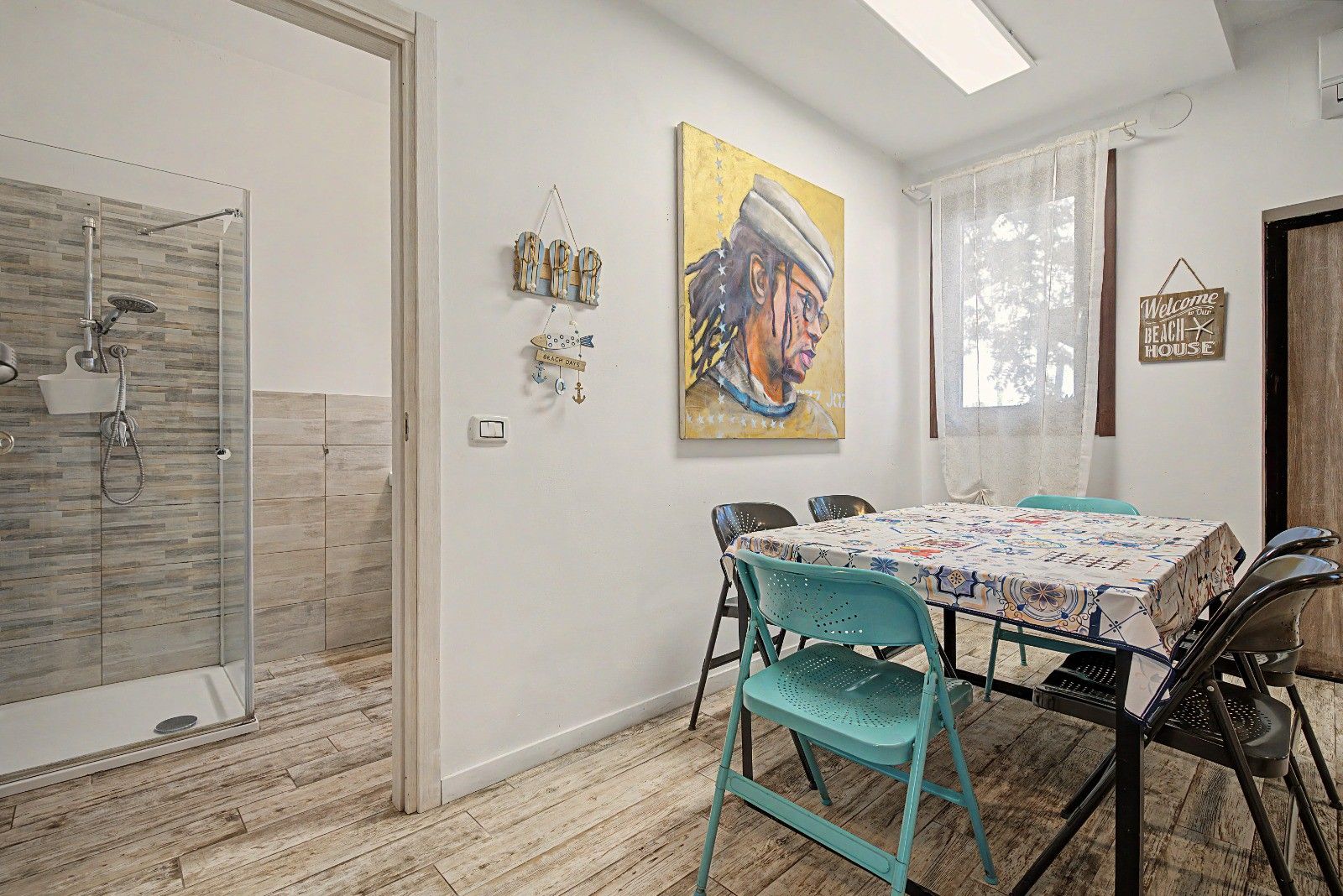 Une salle de bain moderne avec une douche à parois de verre et un plancher en bois.