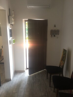 Interior - Holiday Home 'Unit 1' with Private Outdoor Area, Wi-Fi & Air Conditioning (Jesolo)