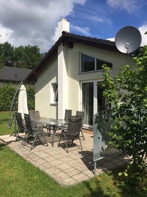House | Exterior - Bungalow im Eifelpark mit Terrasse (Gerolstein)