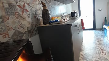 Køleskab, mikrobølgeovn, elkedel, brødrister