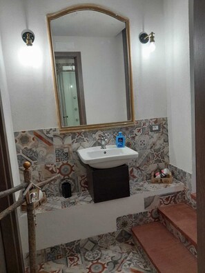 Douche, séchoir à cheveux, serviettes fournies, savon