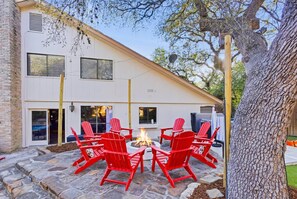 Terrace/patio - Cowboy Ridge • 4BR Spacious Retreat • Sleeps 13 (San Antonio)