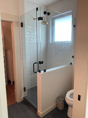 Shower, hair dryer, towels, soap - Mountain View Cottage in the heart of Leavenworth (Leavenworth)