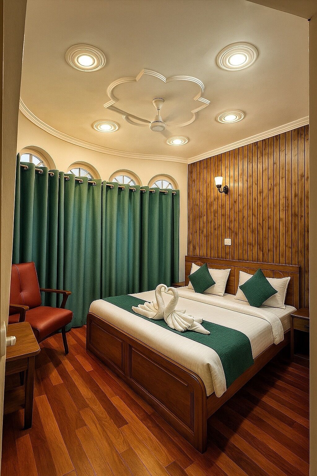 Habitación de hotel con una cama de madera, cortinas verdes, una silla roja y un panel de pared de madera.