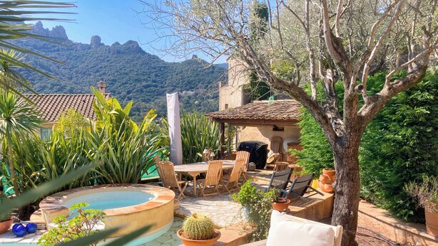 A pool area with a hot tub, wooden furniture, and a view of mountains. - Villa for 7 guests with private pool and hot tub near Cannes (Fréjus)