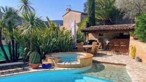 A swimming pool with steps, surrounded by potted plants and outdoor furniture. - Villa for 7 guests with private pool and hot tub near Cannes (Fréjus)
