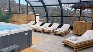 A hot tub area with lounge chairs and a wooden deck. - Mobil home for 6 guests – Gulf of Saint-Tropez 4★ (La Garde-Freinet)