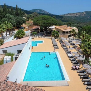 Una piscina cubierta, una piscina climatizada