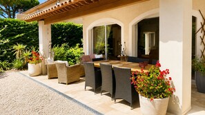 Outdoor dining - Villa for 6 guests - private pool - close to the beaches (Fréjus)