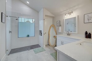 Hair dryer - Houston Bright High Modern home - Pool & Billiards (Houston)