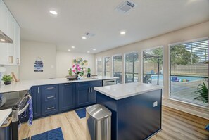 Fridge, microwave, oven, stovetop - Houston Bright High Modern home - Pool & Billiards (Houston)