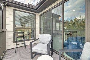 Terrace/patio - Houston Bright High Modern home - Pool & Billiards (Houston)