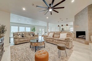 TV, fireplace, table tennis - Bayfront Luxury Oasis w Pool, Fishing - NASA Kemah (Houston)