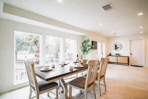 Dining - Bayfront Luxury Oasis w Pool, Fishing - NASA Kemah (Houston)