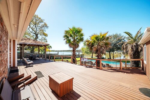 Bayfront Luxury Oasis w Pool, Fishing - NASA Kemah