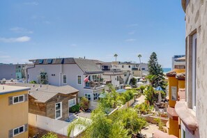 A residential area with multiple houses, some with balconies, and a clear view of the ocean. - South Mission Sand & Surf Retreat with AC & 3 Car Garage! (San Diego)