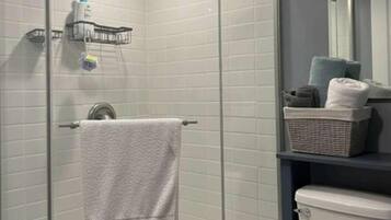 Ducha, secador de pelo, toallas, jabón