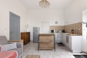 Fridge, oven, stovetop, coffee/tea maker