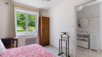 1 quarto, ferros/tábuas de passar roupa, roupa de cama