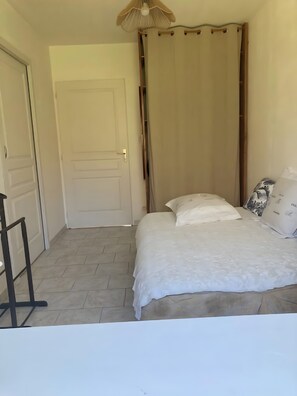 Room - Holiday Home 'Jardin De Saint Jean De L'Habit' with Shared Terrace and Shared Garden (Fontevraud-l'Abbaye)