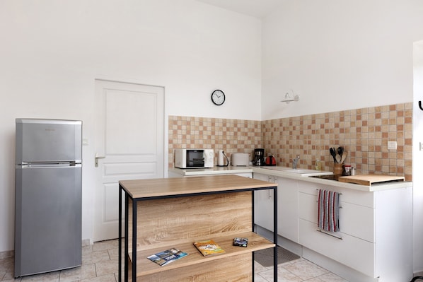Refrigerador, horno, parrilla de estufa y cafetera y tetera 