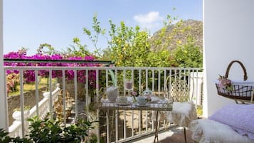 Kolmen hengen superior-huone, parveke, näköala puutarhaan | Ulkoalueet