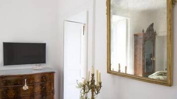 Superior Triple Room, Balcony, Garden View | Interior