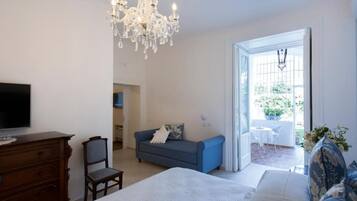 Deluxe driepersoonskamer, balkon, uitzicht op tuin | Interieur