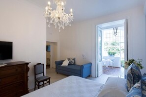 Kolmen hengen deluxe-huone, parveke, näköala puutarhaan | Sisätilat